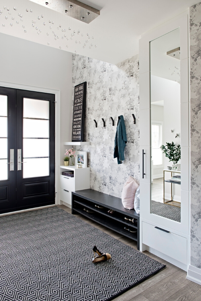 Black and White Entryway Decor Ideas